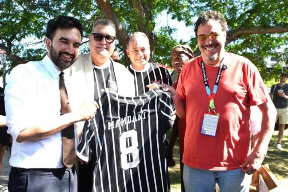 Foto da matéria: Prefeito de NY ganha manto do Corinthians por citar ídolos brasileiros