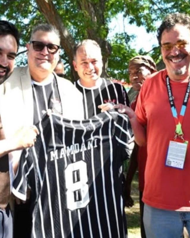 Foto da matéria: Prefeito de NY ganha manto do Corinthians por citar ídolos brasileiros