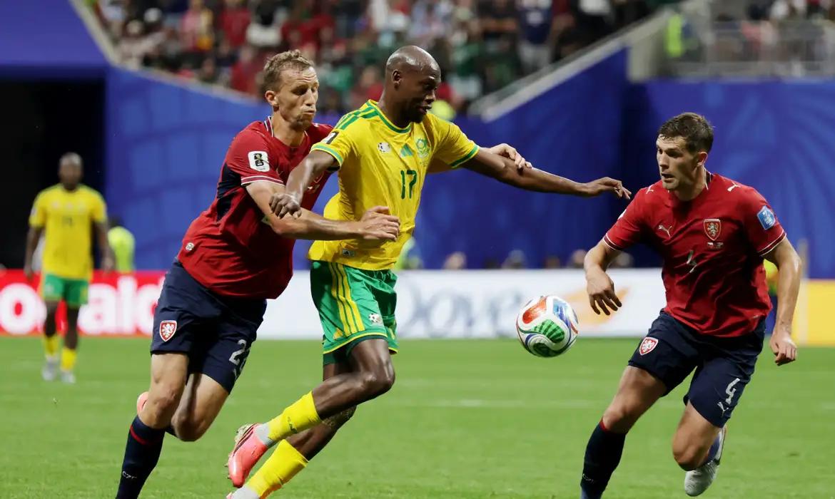 Foto da matéria: África do Sul sofre gol aos 6 min, reage e empata com República Tcheca