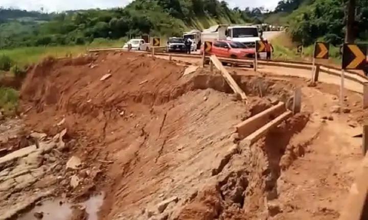 Foto da matéria: Caminhão tomba na BR-422 entre Tucuruí e Novo Repartimento