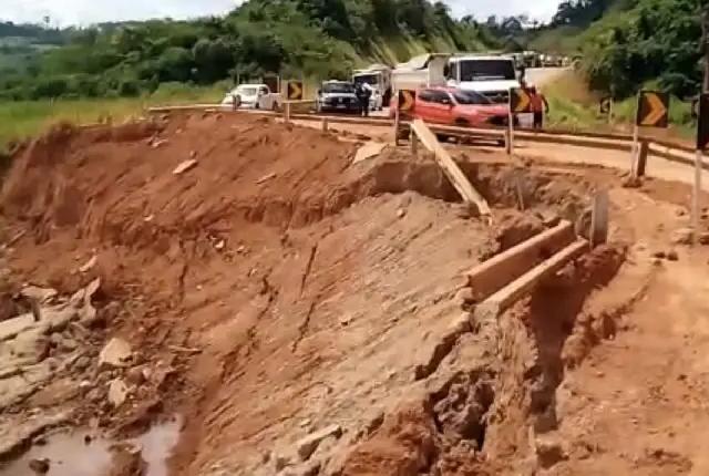 Foto da matéria: Caminhão tomba na BR-422 entre Tucuruí e Novo Repartimento