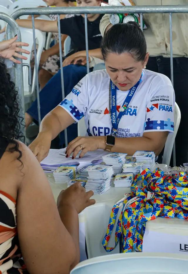 Foto da matéria: Duas mil carteiras para pessoas com TEA são entregues durante ação em Belém